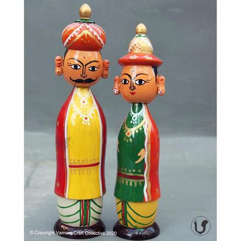 Channapatna craft is known for the beautiful dolls that it makes for the festival of Navaratri or Dasara. This series showcases a series of revived dasara dolls created in Channapatna for the festival. Kondapalli Bommalu, Channapatna Toys, Basic Drawing For Kids, Golu Dolls, Quilling Dolls, Plastic Bottle Crafts Diy, Childrens Yoga, Rajasthani Art, Indian Dolls