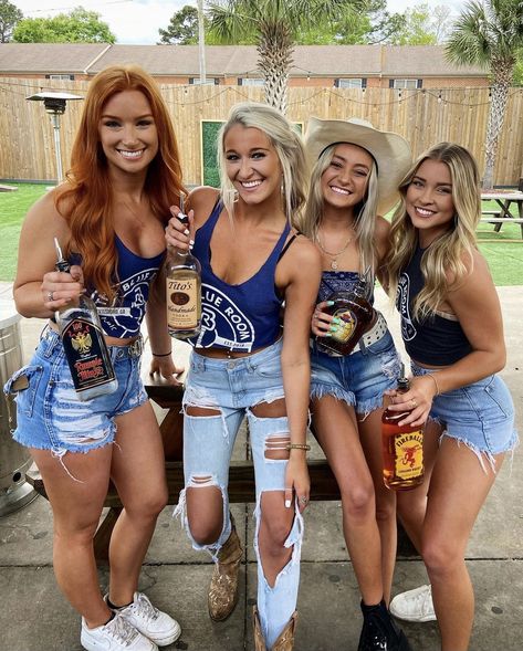 Eric Church Concert Outfit, Country Bar Outfit, Bartender Outfit, Low Rider Girls, Mary Mary, Bar Outfit, Chantel Jeffries, Country Women, Country Concert Outfit