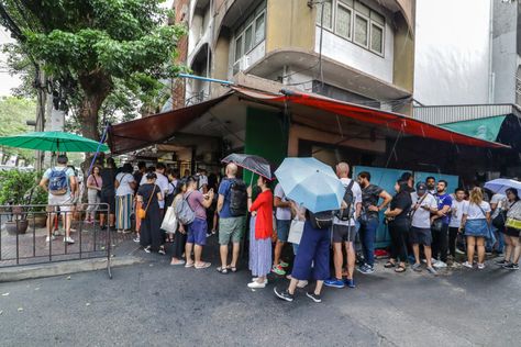 Raan Jay Fai - How to Score a Reservation at Bangkok's Michelin-Starred, Netflix-Famous Street Food Restaurant | Indulgent Eats - Dining, Recipes & Travel Drunken Noodles, Spicy Seasoning, Padang, Thai Restaurant, Michelin Star, Crab Meat, Crab Cakes, Badass Women, Best Dishes