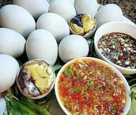 Balut Egg, Filipino Food Party, Filipino Snacks, Filipino Street Food, Egg Food, Cambodian Food, Baby Duck, Pinoy Food, Exotic Food