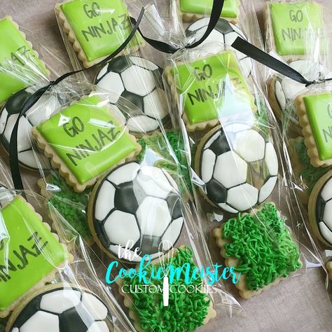 Soccer Favors, Soccer Treats, Soccer Cookies, Soccer Snacks, Soccer Theme Parties, Soccer Birthday Cakes, Sports Snacks, Sports Themed Cakes, Team Snacks