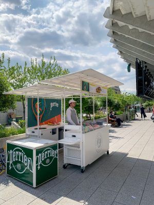 Street Food Sandwich, Snack Trolley, Food Stand Design, Food Booth, Mobile Kiosk, Outdoor Snacks, Food Court Design, Street Food Design, Food Stall Design