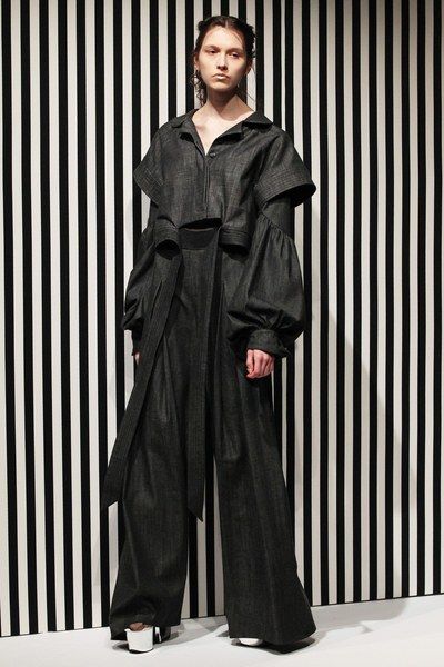 See the complete Akikoaoki Tokyo Fall 2017 collection. Deconstruction Fashion, New Look Fashion, Persian Fashion, Modest Wear, Black Mamba, Fashion Website, Sportswear Women, Fall 2017, Fashion 2017