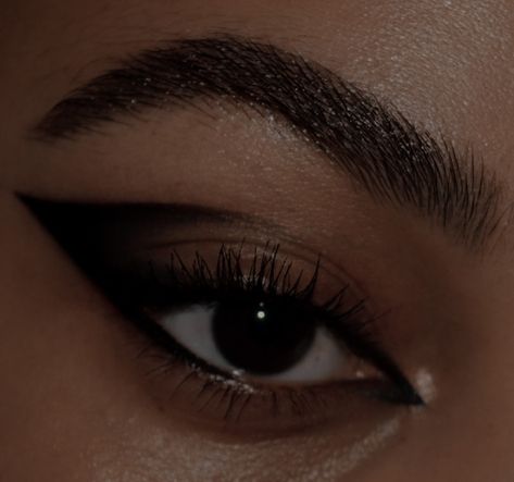 Black Bold Eye Makeup, Cat Eyeliner Aesthetic, Big Eyeliner Looks, Heavy Eyeliner, Oc Things, Makey Makey, Eyeliner For Hooded Eyes, Thick Eyeliner, Brown Hairstyles