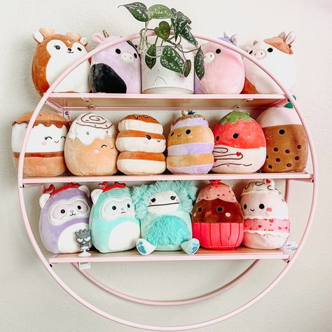 Squishville Storage, Squishmallow Collection Aesthetic, Plush Organization, Squishville Display, Plushie Storage Ideas, Kawaii Shelf, Girl Toy Storage, Squish Mellow, Kawaii Cups