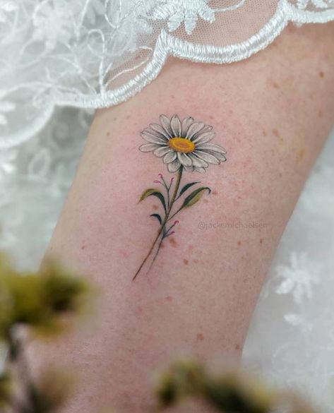 Feminine Daisy Tattoos, Daisy Color Tattoo, Daisy Tatoos Ideas, Daisy Bee Tattoo, Bee And Daisy Tattoo, Dasie Flower Tattoo, Yellow Daisy Tattoo, Margherita Tattoo, Margarita Flower Tattoo