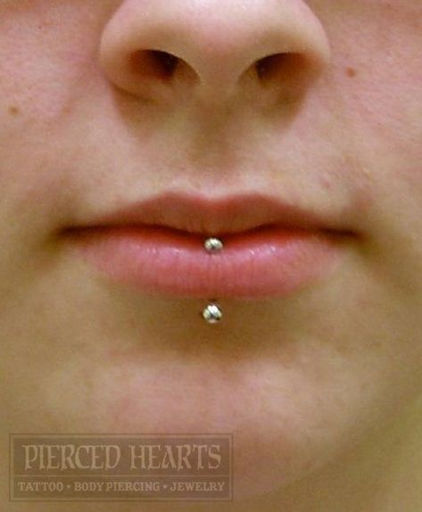 Vertical labret Vertical Labret Small Lips, Vertical Labret Piercing Small Lips, Vertical Labret Piercing, Vertical Labret, Piercing Inspo, Small Lips, Labret Piercing, Piercing Ideas, Piercing Tattoo