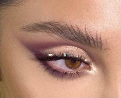 Glossy Eyeshadow, Makeup Purple, Purple Eye Makeup, Graduation Makeup, Purple Eyeshadow, Makeup Looks Tutorial, Eye Makeup Art, Makeup Goals, Face Hair