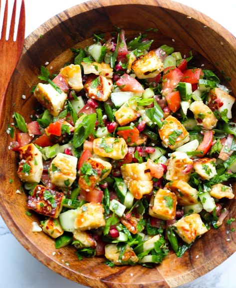 Halloumi Salad Bowl with Pomegranates - Sims Home Kitchen Halloumi Salad Recipes, Kale Apple Salad, Sims Home, Crispy Chicken Salads, Halloumi Cheese, Halloumi Salad, Asian Cucumber Salad, Pomegranate Salad, Best Salad Recipes