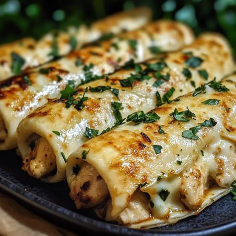 Cheesy Garlic Chicken Wraps - Recipes Cookery Cheesy Garlic Chicken, Best Chicken Casserole, Leftover Chicken Breast, Turkey Meals, Dinner Suggestions, Wraps Recipes, Kids Recipe, Chicken Wrap Recipes, Leftover Chicken Recipes