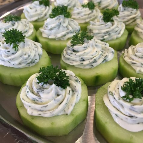 Easter Appetizers Easy, Cucumber Appetizers, Small Bites Appetizers, Easter Food Appetizers, Easter Appetizers, Cucumber Bites, Easter Snacks, Tea Party Food, Cucumber Recipes