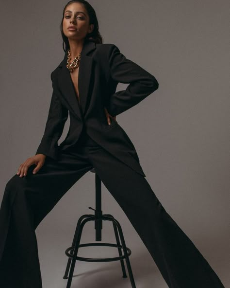 Suit Look Women, All Black Photoshoot Ideas, Blazer Photoshoot Women, Suit Photography, Black And Gold Outfit, High Fashion Poses, Outfit Photoshoot, Woman In Suit, Studio Photography Fashion