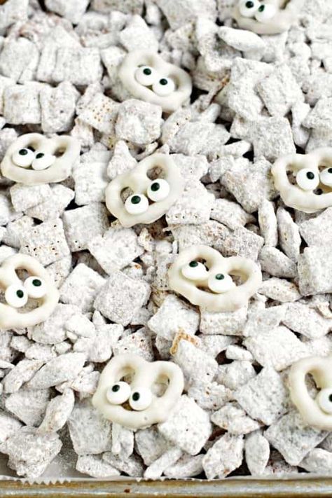 Looking for an easy Halloween treat? This Halloween Muddy Buddies recipe is the classic puppy chow recipe with some white chocolate pretzels made into mummies! Halloween Muddy Buddies, Holiday Puppy Chow, Puppy Chow Crispix Recipe, Puppy Chow Halloween, Festive Dessert Recipes, Easy Snack Mix, Puppy Chow Chex Mix Recipe, Chex Mix Puppy Chow, Holiday Entertaining Food