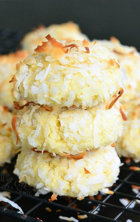 Coconutties - Coconut Pudding Cookies | from willcookforsmiles.com Funnel Cake Bites, Pudding Cookies Recipes, Coconut Cookie, Butter Cookies Easy, Coconut Pudding, Dessert Platter, Nice Recipes, Christmas Basket, Pudding Cookies