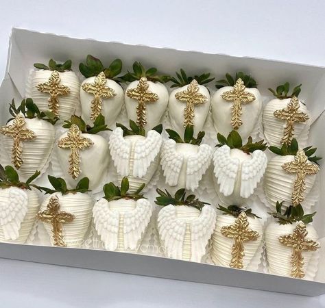 Baptism Chocolate Covered Strawberries, First Communion Strawberries, New Years Chocolate Covered Strawberries, First Communion Treats Dessert Tables, First Communion Treats, First Communion Desserts, Baptism Dessert Table, Baptism Desserts, Easter Strawberry