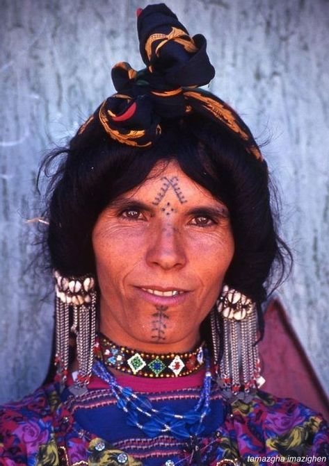 À la découverte des tatouages berbères Cultural Portraits, Berber Tattoo, Face Tattoos For Women, Moroccan Women, Facial Tattoos, Face Tattoos, Hair Adornments, Nature Tattoos, Berber Women