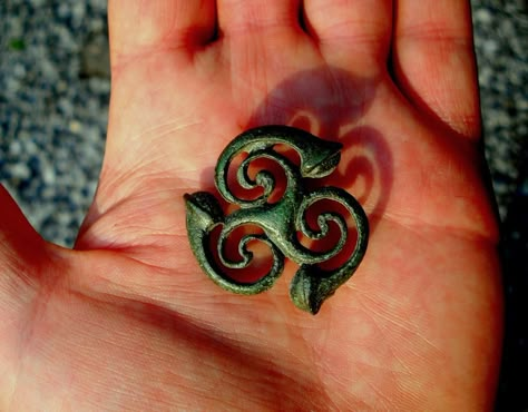 Triple Spiral, Sgian Dubh, Bijoux Art Nouveau, Ancient Jewellery, Celtic Culture, Shawl Pin, Jewelry Design Inspiration, Viking Art, Celtic Symbols