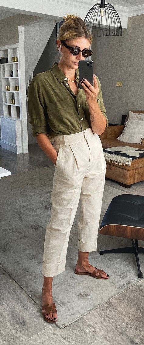 Easy and chic outfit for Summer. Khaki shirt, beige high waist cropped trousers, tan sandals Cropped Trousers Outfit, Beige Trousers Outfit, Linen Shirt Outfit Women, Neutral Summer Outfits, Cream Linen Pants, Linen Shirt Outfit, Emma Hill, Quick Fashion, Casual Outfit Inspiration