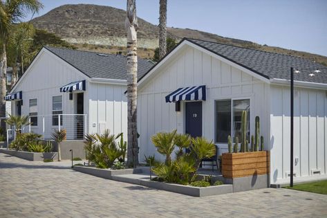 Retro Motels in California: Book a Renovated Room for the Weekend - Thrillist Motel Renovation, Motel Ideas, Motel Aesthetic, Austin Motel, Beach Motel, Seaside Inn, Vintage Road Trip, Motel Room, Outdoor Patio Space