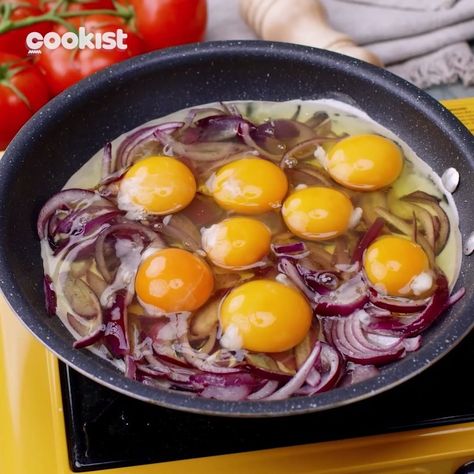 Cookist Wow on Instagram: “Pour the eggs over the onions and you'll get one of the most delicious #omelets ever 🍳 It cooks in 5 minutes and the result is so stringy…” Cookist Wow Recipes, Onion Omelette, Red Onion Recipes, Cookist Wow, Potato Fritters, Omelette Recipe, Recipes Casserole, Food Breakfast, Onion Recipes