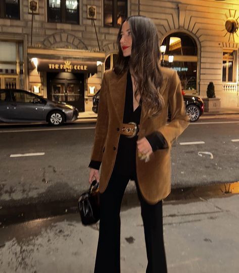 Arielle Charnas Style, Brown Suede Jacket Outfit, Suede Jacket Outfit, Arielle Charnas, Business Dinner, Brown Outfits, Fashion Girly, Bf Gf, 2024 Style