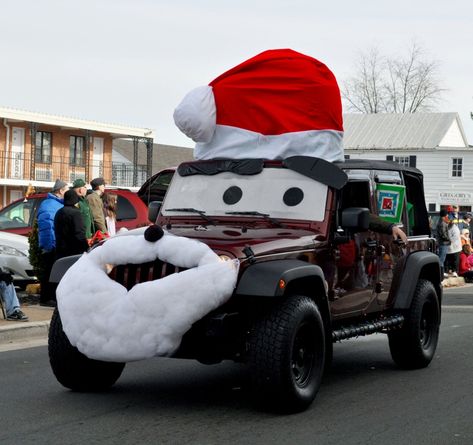 Decorated Jeep Christmas Car Parade Ideas, Christmas Parade Truck Ideas, Decorate Jeep For Christmas, Jeep Christmas, Christmas Car Decorations, Christmas Parade Floats, Roof Decoration, Holiday Car, Holiday Parades