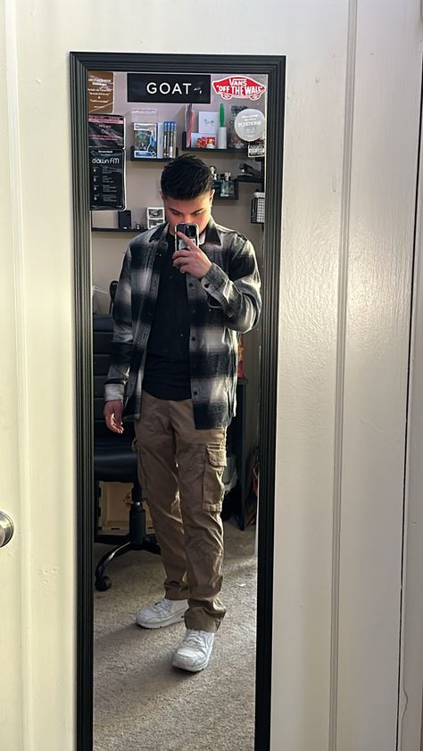 Men Cargo Outfit Casual, Mens Shirt Layering Outfits, Cargo Pants And Flannel Outfit Men, Flannel With Cargo Pants, Cargo And Shirt Outfit, Cargo Pants Flannel Outfit, Flannel Fits Men, Shirt Layering Outfit Men, Air Force Outfit Men