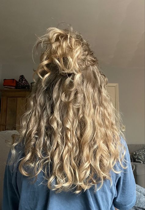 Half up half down blonde wavy hair 3a wavy curly long hair mid length hair Irish Hair Texture, Irish Curly Hair, Irish Curls Haircut, Irish Curls, Undefined Curls, October Hair, Curly Tips, Long Hair Growth, Hair Colour Inspo