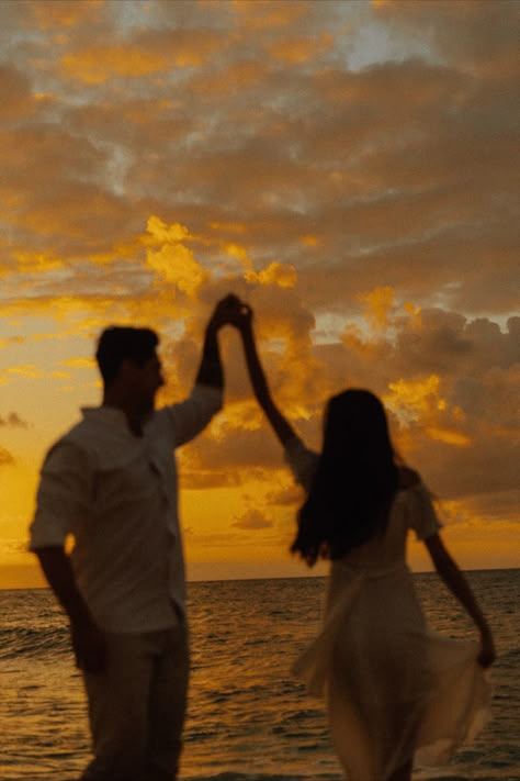 couple sunset photoshoot, silhouette, couple, couple running on the beach, hawaii, photoshoot, oahu, photographer, poses, candid, love, dreamy, engagement session, sunset, cinematic - @siennamoraless on instagram Loved Up Couples, Beach Pictures Vision Board, Photos Idea For Couples, Cute Sunset Couple Pictures, Professional Beach Pictures Couples, Dreamy Beach Photoshoot Couple, Me And Him Pictures Relationship Goals, Sunset Pictures Couple, Life Inspo Pictures