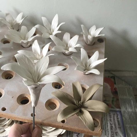 Clay Flower Making, How To Make Ceramic, China Clay, Pottery Handbuilding, Garden Pottery, Flower Sculptures, Hand Built Pottery, Clay Flower, Ceramics Projects