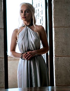 Daenerys Targaryen Gif, Daenerys Targaryen Outfits, Daenerys Targaryen Dress, Daenerys Targaryen Costume, Targaryen Aesthetic, Gra O Tron, Mother Of Dragons, Badass Women, Emilia Clarke