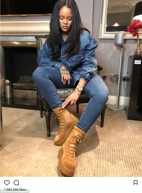 Rihanna poses in Fenty Puma boots ...as brand is slated for London party 'glamorizing drug dealing' | Daily Mail Online Rihanna Boots, Puma Boots, Rihanna Daily, Rihanna Puma, Rihanna Outfits, Rihanna Style, Rihanna Fenty, Estilo Hip Hop, Total Look