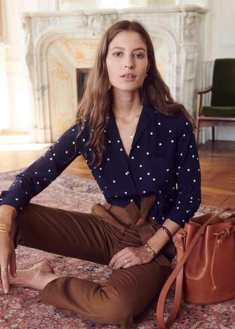 navy-blue-polka-dot-silk-blouse-florence-top-sezane-fall-white - Katie Considers Polka Dot Shirt Outfit, Blue Blouse Outfit, Dots Outfit, Parisian Chic Style, Blouse Outfit, Work Outfits Women, Professional Outfits, Work Attire, Looks Style