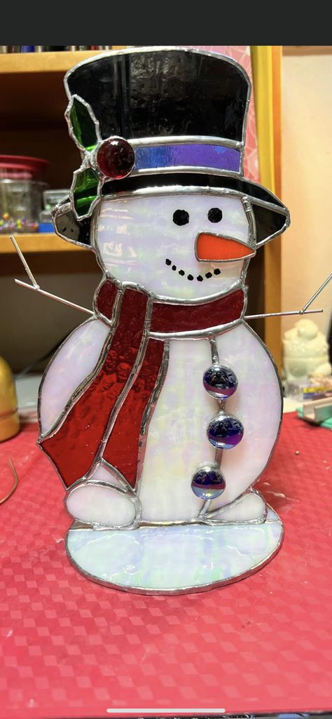 Stained Glass Snowman Pattern, Stained Glass Patterns Free Printables Templates, Stainglass Ideas, Stained Glass Snowman, Stained Glass Patterns Free, Glass Suncatchers, Glass Snowman, Glass Christmas Decorations, Stained Glass Decor