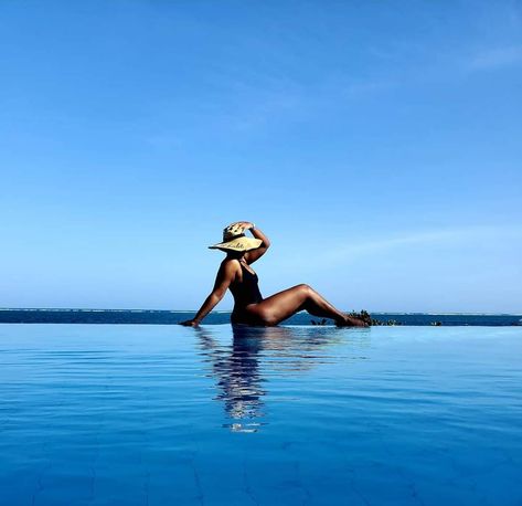 Infinity Pool Poses Photo Ideas, Infinity Pool Pictures Ideas, Infinity Pool Photoshoot, Infinity Pool Pictures, Infinity Pool Poses, Swimming Pool Poses, Bali Poses, Swimming Pool Photoshoot, Pool Shots