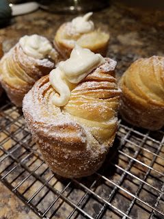 Cruffin Recipe, Cronut, Breakfast Sweets, Breakfast Pastries, Pasta Machine, Puff Pastry Recipes, Sweet Pastries, French Pastries, Breakfast Brunch Recipes