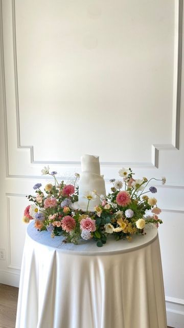 UTAH FLORIST | Flora and Fern | Utah Wedding florist | Florist on Instagram: "Who else is here for this trend? 🙋🏽‍♀️ Cake meadows are one of my favorite floral items to spice up your cake!! We’re predicting that cake meadows are gonna be a huge hit next year and we are so excited!! Cake by the amazing @cakesbykenn 🫶🏼 . . . . . . . . #utahflorist #florist #utahweddingflorist #utahbride #freelanceflorist #flowers #utahbrides #utahfloral #utahvalleybride #weddingbouquet #saltlakebride #floral #weddingflorist #bouquet #weddingideas #weddinginspo #floraldesign #engaged #wedding #parkcity #parkcitywedding #parkcitybride #riverbottomsranch #destinationwedding #destinationflorist #siempreutah #twentyandcreek #fineartsflorist #Jacksonflorist #jacksonholewedding" Wedding Reception Lighting, Floral Meadow, Jackson Hole Wedding, Wedding Cake Table, Amazing Wedding Cakes, Wedding Cake Decorations, Wedding Cakes With Flowers, Floral Cake, Utah Wedding