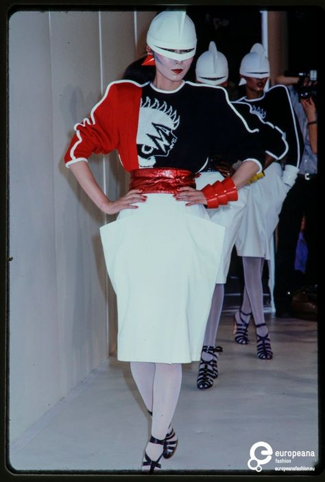 Fashion show Kansai Yamamoto spring / summer 1980 1979 Fashion, 80s Womens Fashion, Mode Dope, Futurism Fashion, Military Inspired Fashion, 1980 Fashion, Kansai Yamamoto, 1980s Women, Fashion Decades