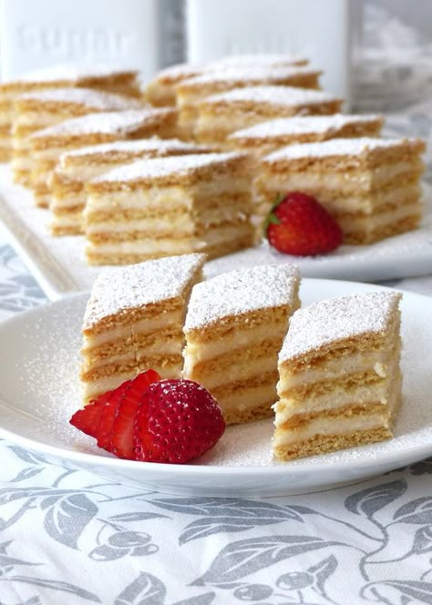 Hungarian Cake Recipes, Hungarian Cake, Cream Pastry, Hungarian Desserts, Afghan Food Recipes, Honey Cake Recipe, Honey Cream, International Desserts, German Baking