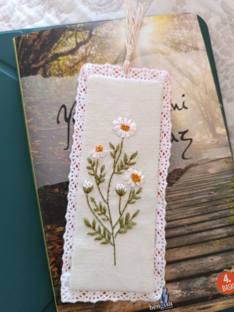 Bookmarks Handmade Creative, Bookmarks Embroidery, Boho Bookmarks, Daisy Bookmark, Embroidery Bookmark, Embroidered Bookmarks, Fleece Sewing Projects, Fabric Bookmarks, Simple Hand Embroidery Patterns