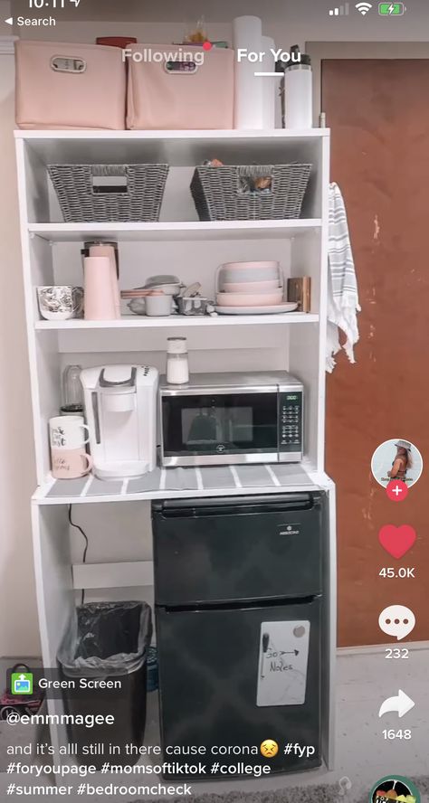 Dorm Coffee Bar, Dorm Room Kitchen, College Dorm Organization, Dorm Room Layouts, College Bedroom Decor, College Dorm Room Inspiration, Dream Dorm Room, Bedroom Decoration Ideas, Cozy Dorm Room