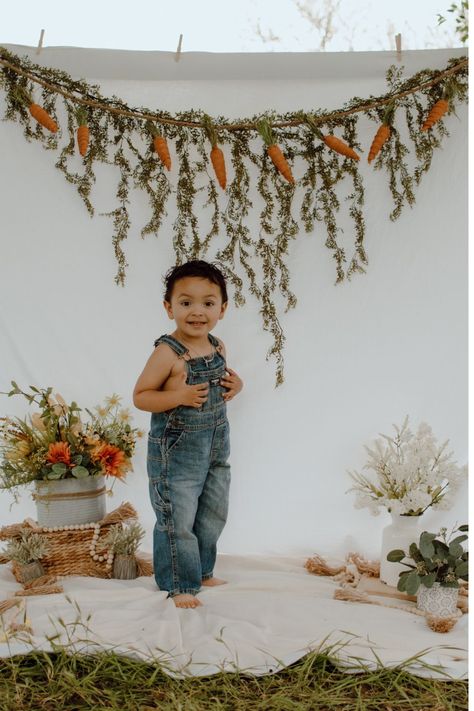 Toddler Easter Photoshoot Outdoor, Unique Mini Sessions Photo Shoot, Easter Chick Photoshoot, Toddler Easter Photoshoot Ideas, Easter Photography Ideas Indoor, Spring Mini Photoshoot, Easter Set Up Photography, Outdoor Easter Mini Session Ideas, Indoor Easter Photography Mini Sessions