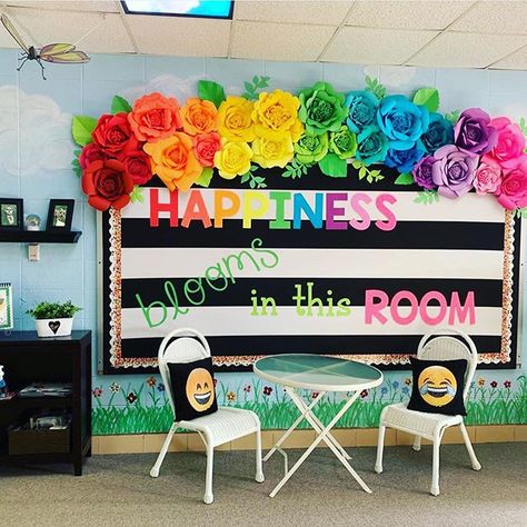 Garden Theme Classroom, Flower Bulletin Boards, Bloom Theme, Flowers For Beginners, Paper Flower Backdrop Wedding, Flower Backdrop Wedding, Preschool Rooms, Sowing Seeds, School Entrance