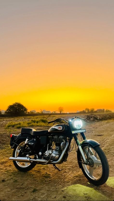 Bullet Pics, Old Bullet, Ram Ji Photo, Royal Enfield Wallpapers, Photography 2023, King Chess, Bullet Bike, Night Bike Ride, Bullet Bike Royal Enfield