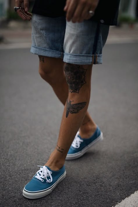 The mind is everything. What you think you become. –Buddha www.modelcitizenmag.com#chooseyourcover #modelcitizenmagazine #modelcitizenapp #modelcitizenmedia #fashionmagazine #magazinecover #fashioneditorial #fashionphotoshoot #fashionprofile #allfashion Vans Authentic Navy, Man With Tattoos, Sneaker Vans, Navy Sneakers, Leg Tattoo Men, Classic Vans, Knee Tattoo, Streetwear Mode, Invisible Socks