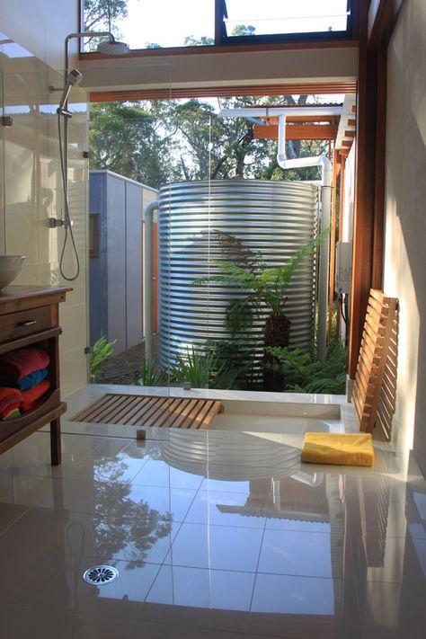 Shower floor deck over sunken tub. Very cool. Sunken Bath, Sunken Bathtub, Sunken Tub, Shower Tub Combination, Shower Over Bath, Bathroom Tub Shower, Tub Ideas, Casas Coloniales, Tiny House Bathroom