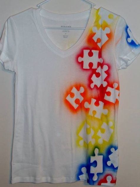 spray paint puzzle piece shirt Diy Vetement, Do It Yourself Crafts, Diy Couture, Crafty Craft, Diy Shirt, Cute Crafts, Diy Projects To Try, Puzzle Pieces, Shibori