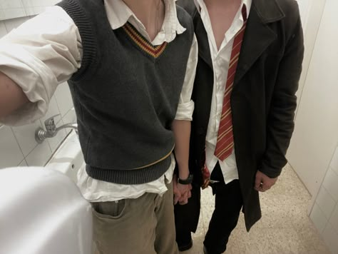 Gryffindor Uniform, Hogwarts Uniform, Remus And Sirius, Gryffindor Aesthetic, Oliver Wood, Chaotic Academia, Hogwarts Aesthetic, All The Young Dudes, Remus Lupin