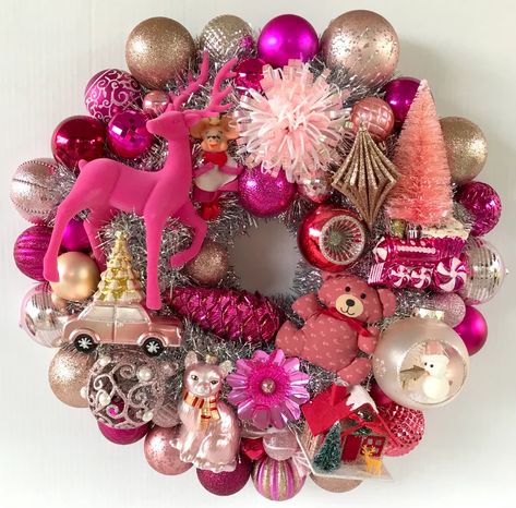 Christmas Wreath Pink, Vintage Ornament Wreath, Vintage Pink Christmas, Fall Decor Diy Crafts, Vintage Style Christmas, Bohemian Christmas, Kitsch Christmas, Vintage Wreath, Rainbows Christmas