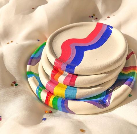 Pride Clay Ideas, Pride Ceramics, Pride Pottery, Lesbian Crafts, Diy Pride Crafts, Pride Paintings, Pottery Cute, Pride Diy, Easy Clay Sculptures